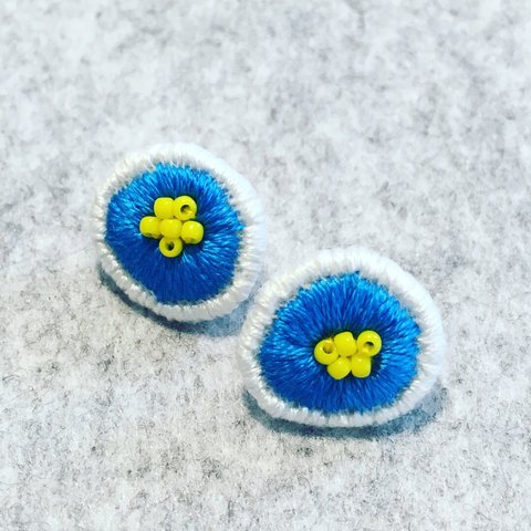 刺繍ピアス 青色小花