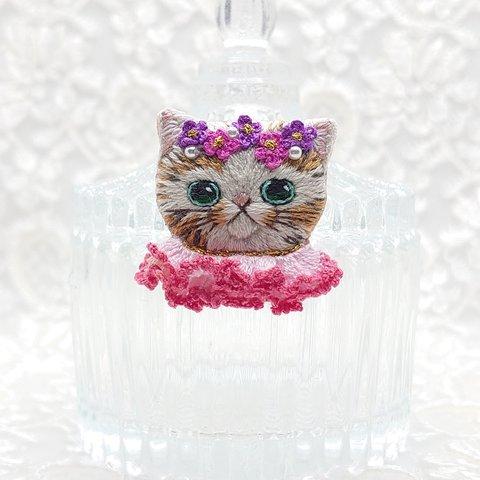 猫の刺繍ブローチ  〜flower ＆ frill〜