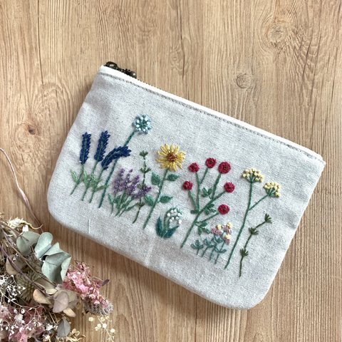 お花畑の刺繍ポーチ