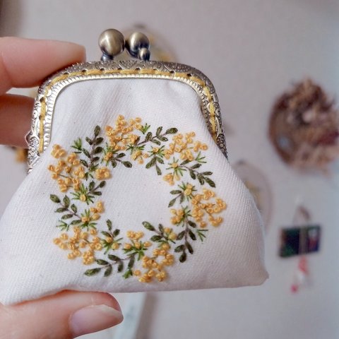 ミモザ刺繍のがま口ポーチ