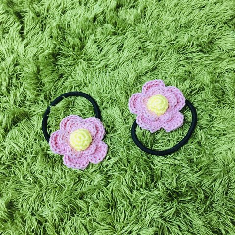 毛糸で編んだ花のヘアゴム 2個セット