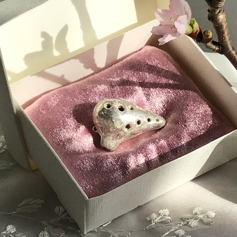 銀のオカリナミニ(梨地) 桜色のクッション付き化粧箱