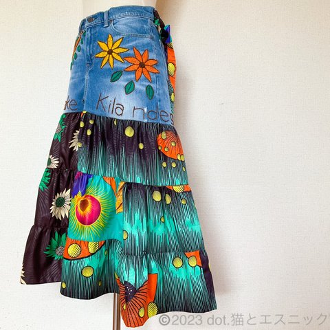 【どの鳥も、自分の羽で飛ぶ】 デニム リメイク 刺繍 アフリカンプリントスカート