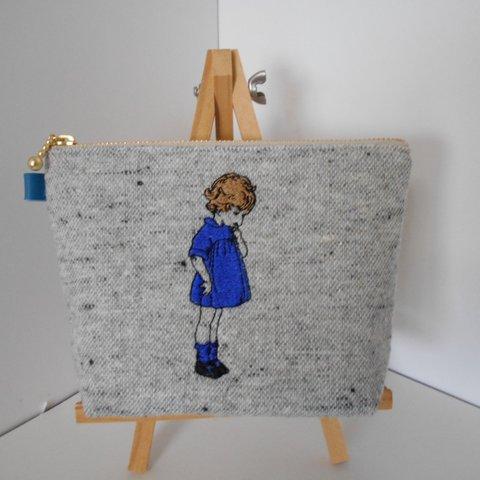 刺繍のほっこりネップツイードのポーチ可愛いフランスの女の子ブルー