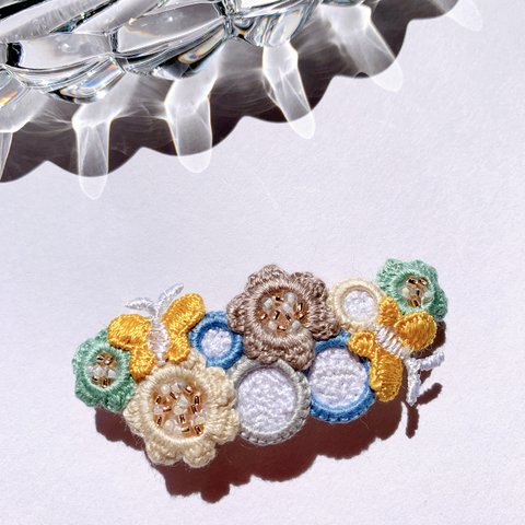 ビーズ刺繍バレッタ　「お花と蝶々」/ベージュ