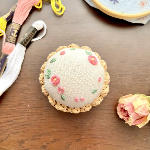 お花刺繍ピンクッション　かご　針山　ローズ　ハーブ　布