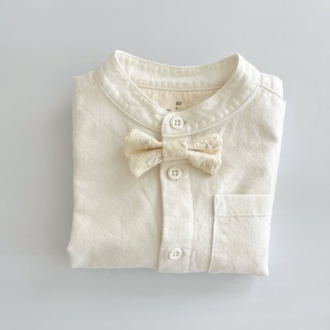 a bow tie or baby clip 