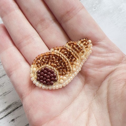 ビーズ　刺繍　チョココロネ　ブローチ　ハンドメイド　アクセサリー　パン　スイーツ