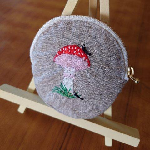 きのこ🍄とありさん刺繍のラウンドポーチ