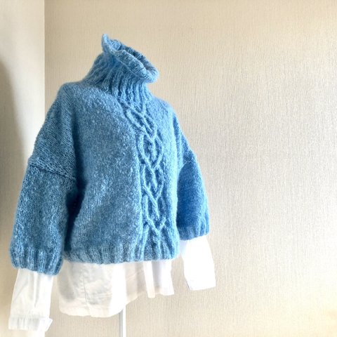 水色のモヘアで編んだ春色セーター