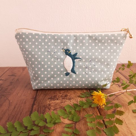 ペンギンの刺繍ポーチ