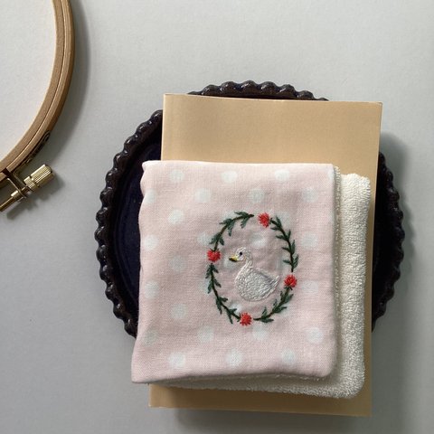 ガーゼハンカチ　スワンの刺繍