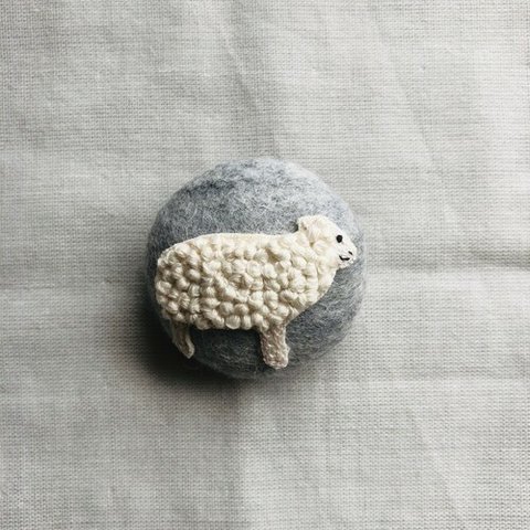 モコモコひつじの刺繍ブローチ