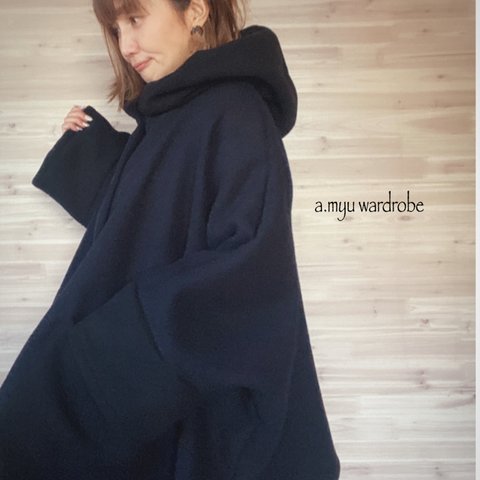 a.myu 枚数限定贅沢な暖かwoolの紺と黒のポンチョ