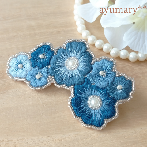 アネモネの花刺繍 ヘアクリップ  藍色