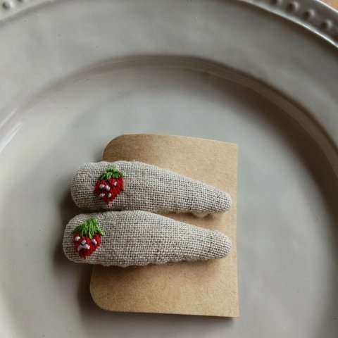 刺繍パッチンピン　いちご