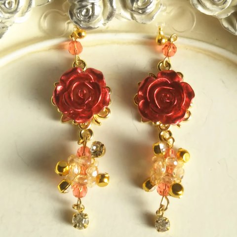 【Rose Queen Sparkle earrings（社交界での王女）】ローズコネクターとガラスビーズとラインストーンのノンホールピアス