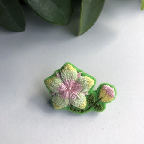 フェルト刺繍ブローチ