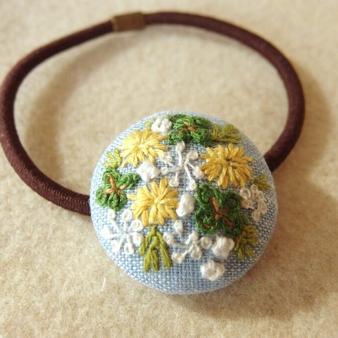 たんぽぽとシロツメ草 春の刺繍 くるみボタンヘアゴム