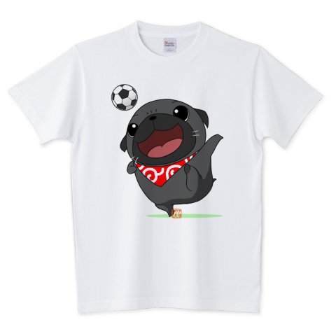 【色・サイズ豊富！】サッカーをするパグ（黒パグ）5.6オンスTシャツ
