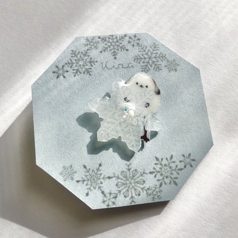 雪の妖精シマエナガのブローチ　ピンバッジ