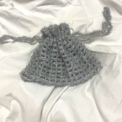シルバーラメ　の　鍵編みニット　巾着バッグ　メッシュ　ニット　バッグ　手編み　キラキラ