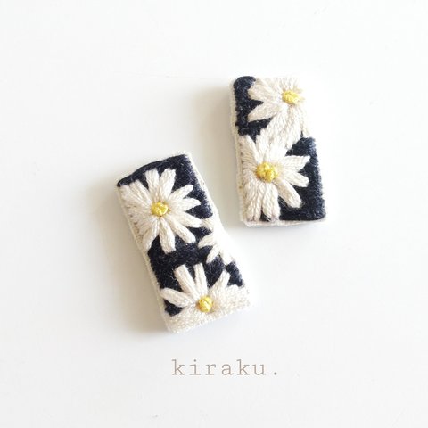 花柄の刺繍イヤリングorピアス　ホワイト✕ブラック