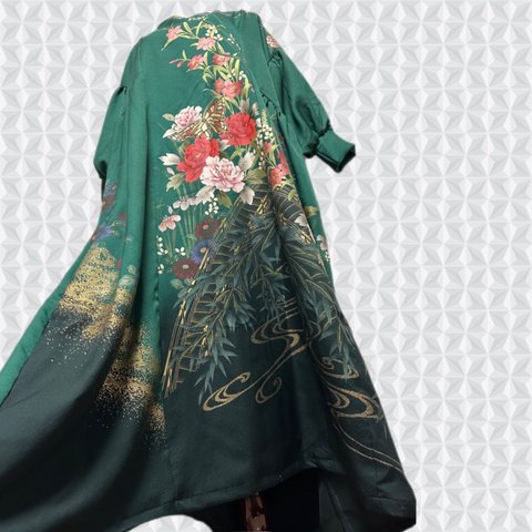 振袖　着物リメイク　和柄　スッキリ切り替えドレス　ワンピース　グラデーショングリーンに金箔蝶や花々　ぽわん袖　丈128