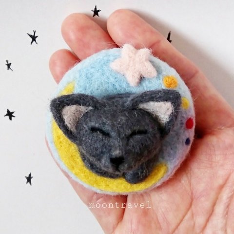 羊毛フェルトブローチ🌛すやすや、おやすみ 眠り猫のゆめかわブローチ