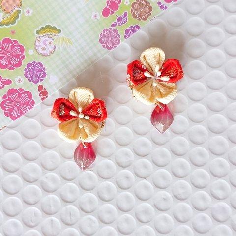 【再販2】つまみ細工 《寿ぎ＊ひとひら》耳飾り(ピアス/イヤリング) 　金襴×アイボリー