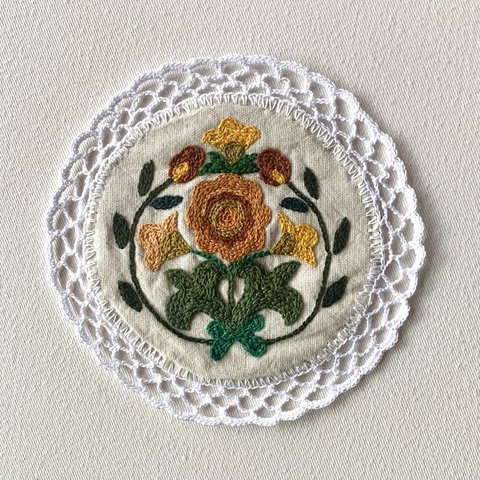 黄色の花　花の刺繍の飾り布　壁飾り　壁掛け　タペストリー　ウォールデコ　ドイリー　クロス　刺繍　チェーンステッチ