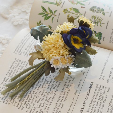 染め花・タンポポとビオラを摘んで花束にしたコサージュ／入学式・卒業式におすすめ
