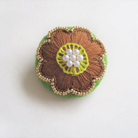 お花模様のビーズ＆刺繍ブローチ（黄緑×茶）