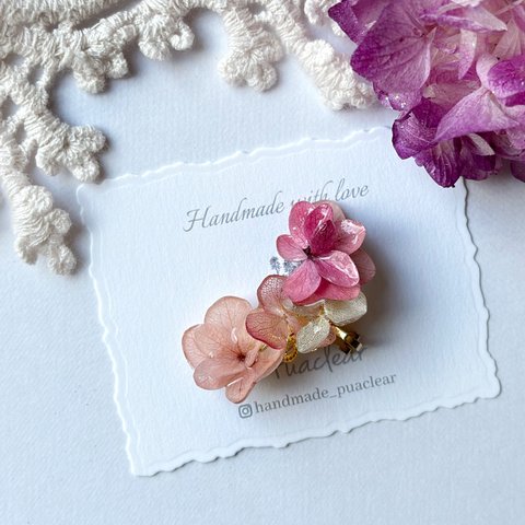 咲き誇る紫陽花 イヤーカフ ピンクの八重咲きテマリ紫陽花 と アナベル が咲く 贈り物 やプレゼント にも*・．｡＊