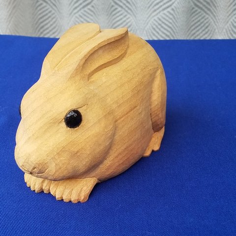 木彫りのウサギ