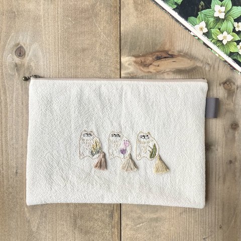 【猫と花 】手刺繍のポーチ　文庫本・単行本サイズ　ブックポーチ　ベージュ　布　北欧風