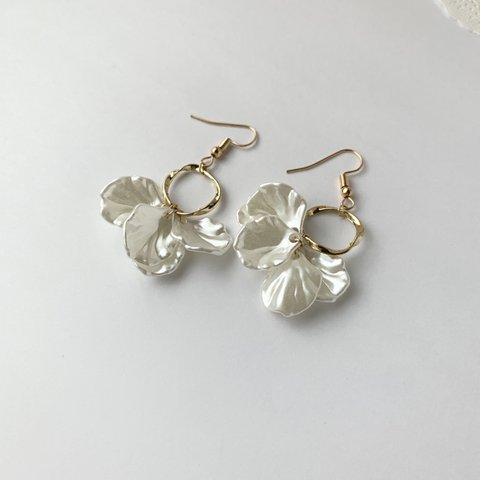 花びらピアス　ゴールド