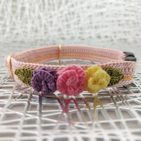 猫首輪　サーモンピンク　花モチーフ　手編み