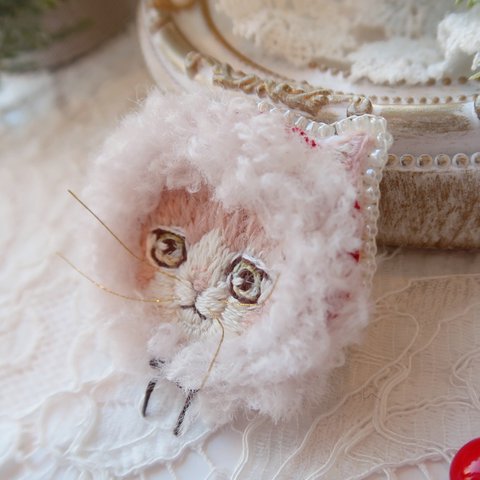 猫　刺繍ブローチ　もこもこフードをかぶりました　あったかい　猫ちゃん　アクセサリー　猫刺繍