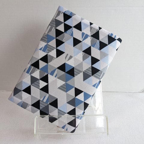単行本サイズ　三角の幾何学模様のブックカバー