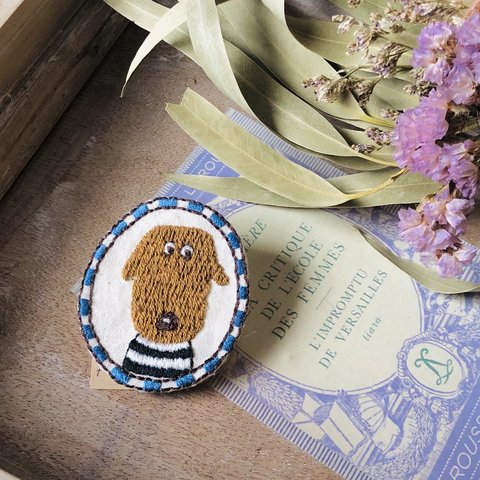 【手刺繍ブローチ】いぬ