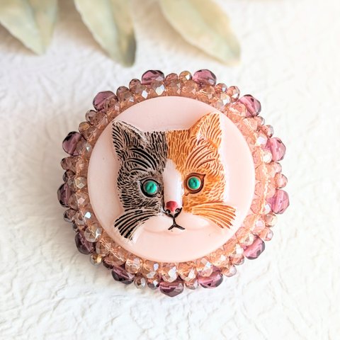 猫のブローチ　猫　刺繍　ビーズ刺繍　チェコガラス　グレー茶猫　母の日　ギフト　アクセサリー