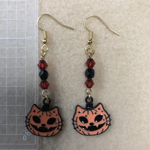 ハロウィンのカボチャ猫ピアス