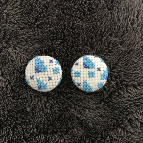 雨粒刺繍の包みボタン