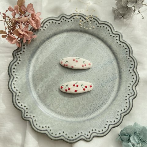 ＊小さなさくらんぼ刺繍ぱっちんピン＊