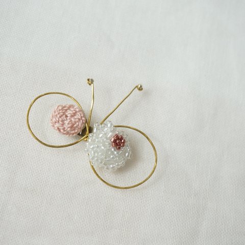 《受注生産》【 刺繍 】 ちょうちょ ブローチ - さくら色 