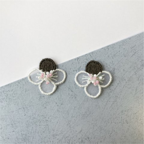 オーガンジー刺繍ピアス