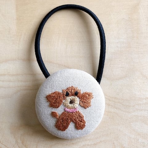 ピンクの首輪がよく似合う茶プーの刺繍の、くるみボタンを使った髪ゴムです🐶自分用にも、小さなギフトにもおすすめ🎁髪を結えるのはもちろん、ゴムを長めにすれば手帳を止めたり、ストールを留めたりにも💕