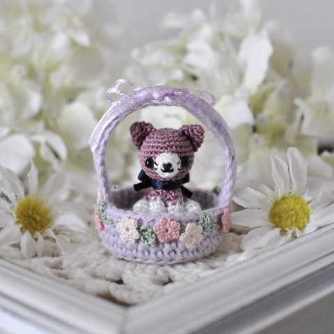 *刺繍糸で編んだ小さな猫ちゃんとお花のバスケット*