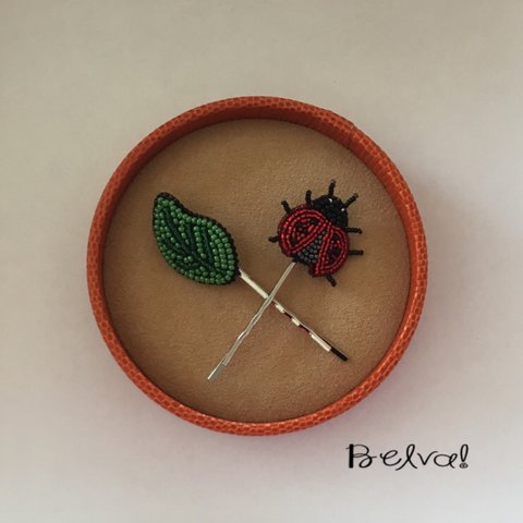 ビーズ刺繍 てんとう虫と葉っぱのヘアピンセット